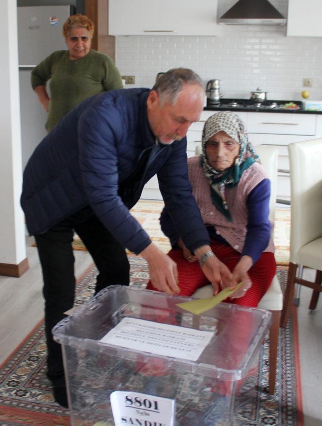 Antalya'da seçmen sandık başına gitti (2)