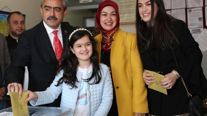 Başkan Alıcık ailesi ile birlikte oyunu kullandı