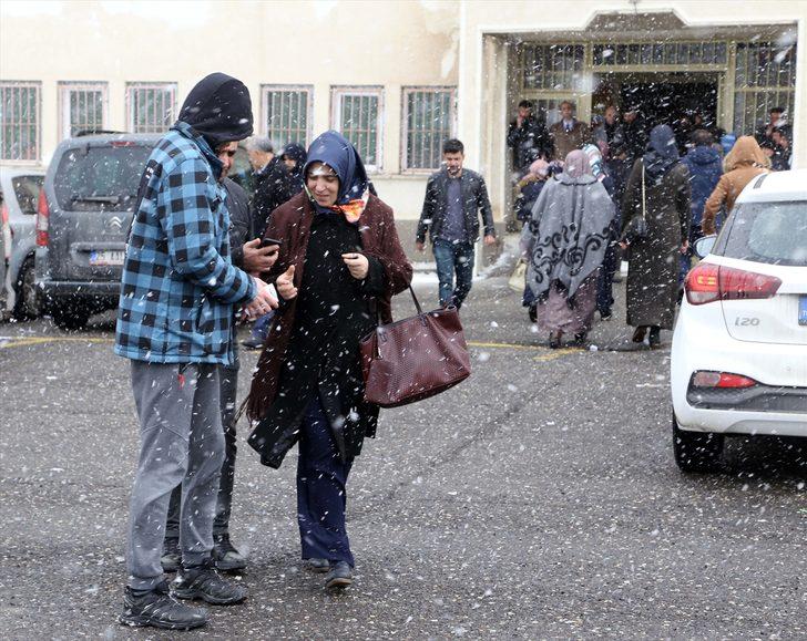 Doğu'da vatandaşlar sandığa kar yağışı altında gidiyor  G1
