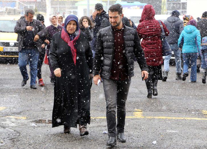 Doğu'da vatandaşlar sandığa kar yağışı altında gidiyor  G2