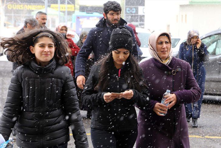 Doğu'da vatandaşlar sandığa kar yağışı altında gidiyor  G3