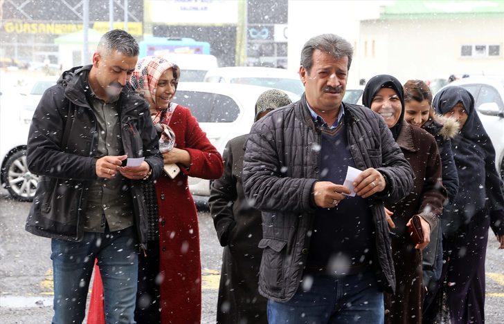 Doğu'da vatandaşlar sandığa kar yağışı altında gidiyor  G4