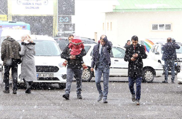 Doğu'da vatandaşlar sandığa kar yağışı altında gidiyor  G5