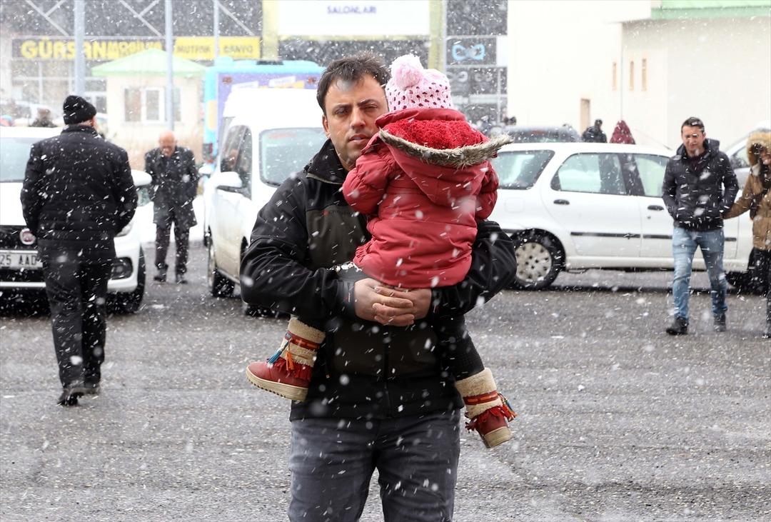 Doğu'da vatandaşlar sandığa kar yağışı altında gidiyor 