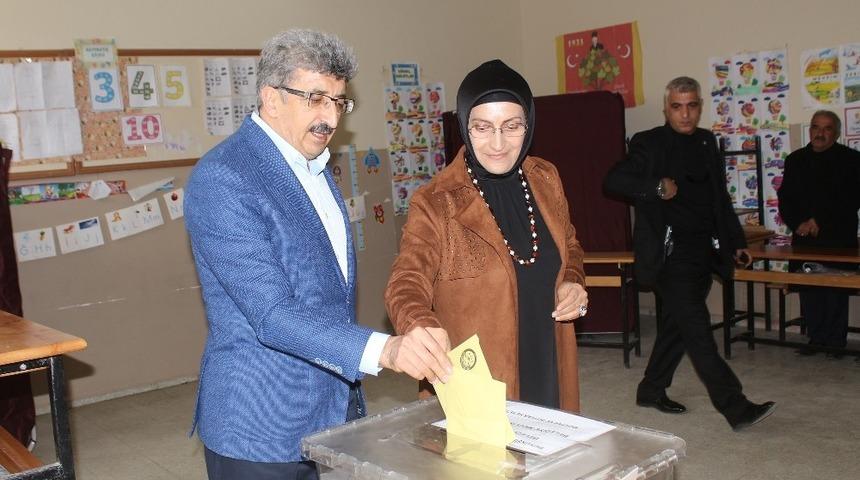 Van Valisi Bilmez eşiyle birlikte oyunu kullandı