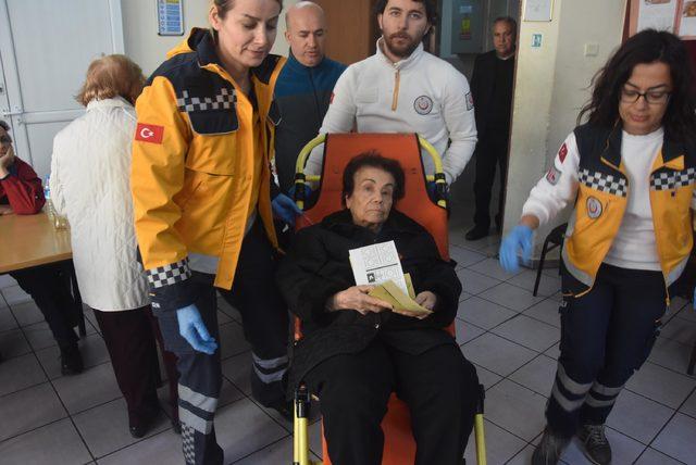 Ambulansla getirildiği okulda oyunu kullandı