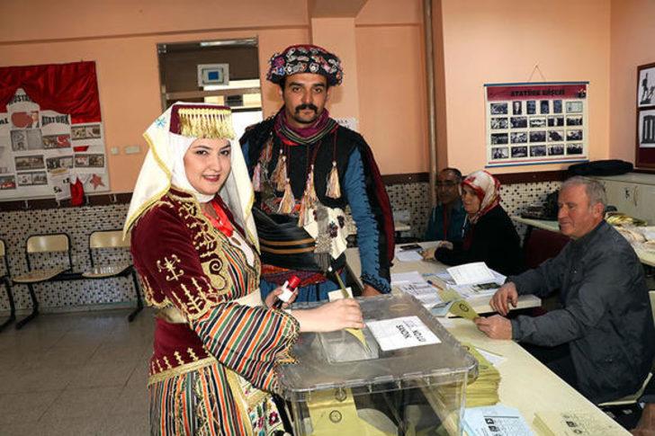  Türkiye sandık başında! Papağanıyla gelen de var, atıyla gelen de G1