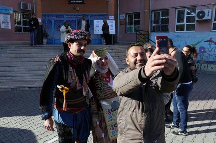  Türkiye sandık başında! Papağanıyla gelen de var, atıyla gelen de G2