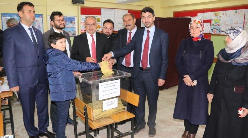 Başkan &Ouml;zt&uuml;rk oyunu kullandı