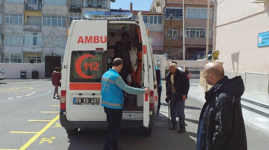 Hastalar sandıklara ambulansla taşınıyor