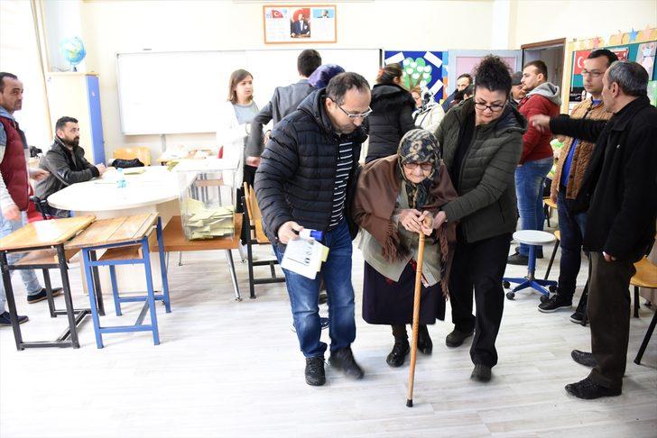 Sağlık görevlilerinin desteğiyle oy kullandılar  G3