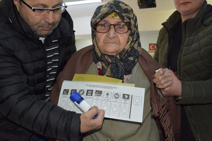 Sağlık görevlilerinin desteğiyle oy kullandılar  G4