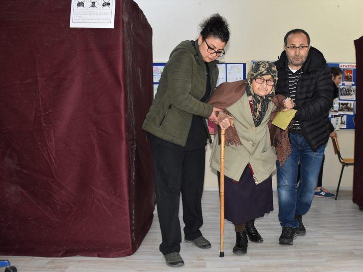 Sağlık görevlilerinin desteğiyle oy kullandılar  G5