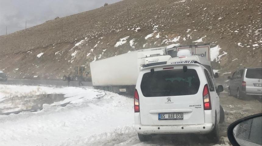 Y&uuml;ksekova&rsquo;dan &ccedil;ıkan s&uuml;r&uuml;c&uuml;ler G&uuml;zeldere&rsquo;de mahsur kaldı