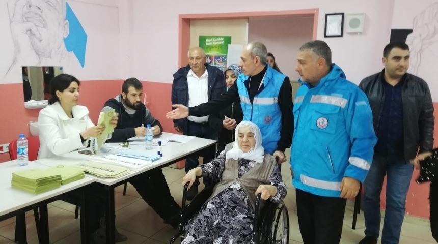 Sağlık ekipleri se&ccedil;meni sandıkla buluşturuyor