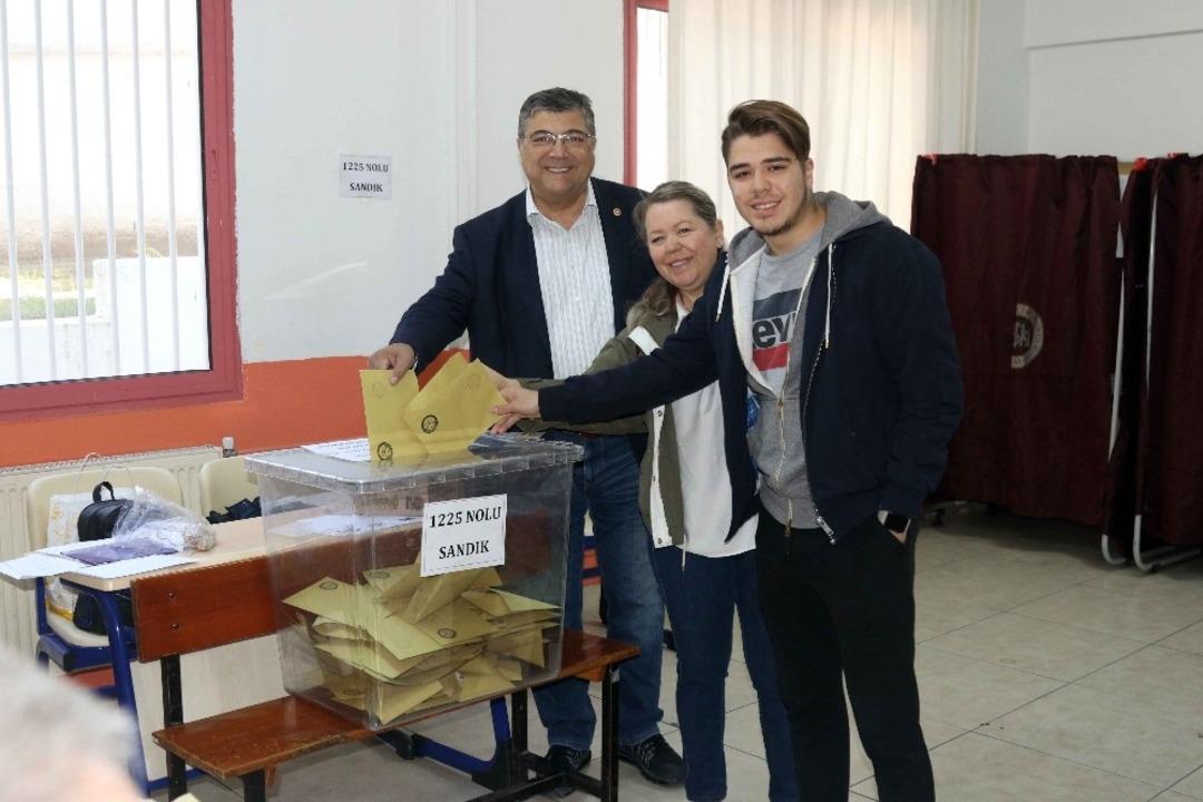 İzmir&rsquo;de siyasiler sandık başında