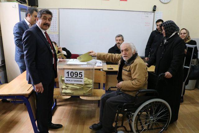 102 yaşındaki Mustafa dede sandığa gidip oy kullandı