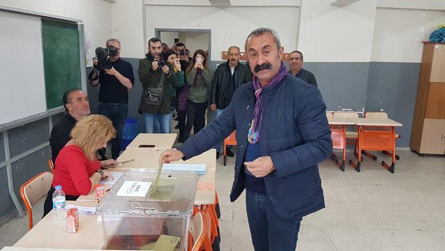 Tunceli'de AK Parti ve TKP adayları oy kullanmak için 20 dakika sırada bekledi