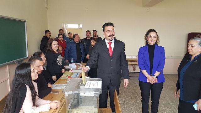 Tunceli'de AK Parti ve TKP adayları oy kullanmak için 20 dakika sırada bekledi