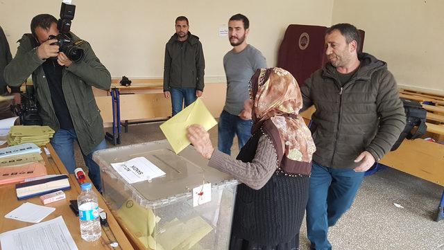 Tunceli'de AK Parti ve TKP adayları oy kullanmak için 20 dakika sırada bekledi