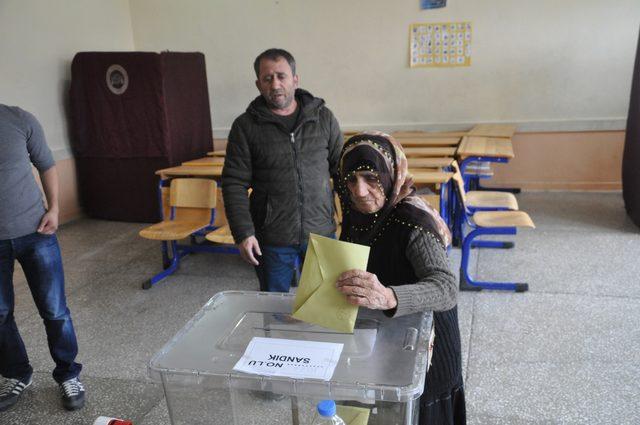 Tunceli'de AK Parti ve TKP adayları oy kullanmak için 20 dakika sırada bekledi