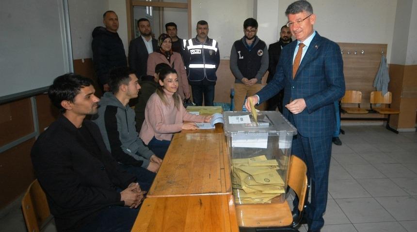 Fikret Yeni, ailesiyle birlikte oy kullandı