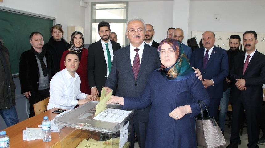 Başkan Başsoy, oyunu kullandı