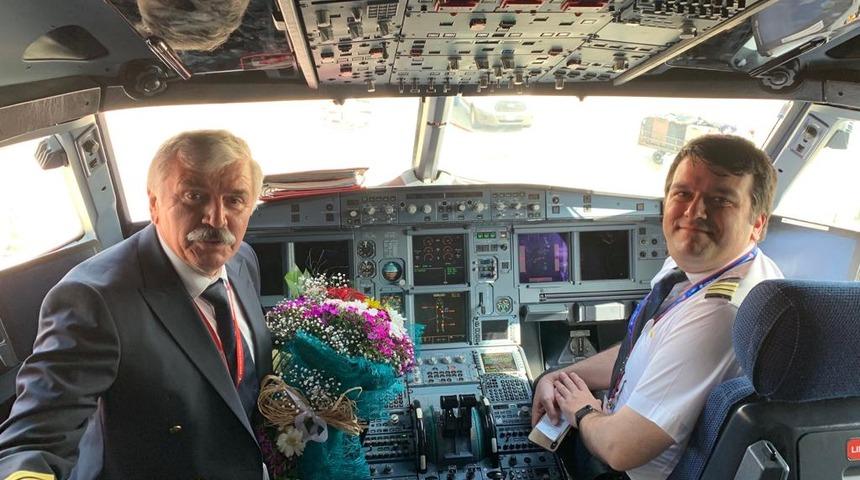 THY Kaptanı 46 yıllık kariyerinin son u&ccedil;uşunu pilot oğluyla yaptı&nbsp;