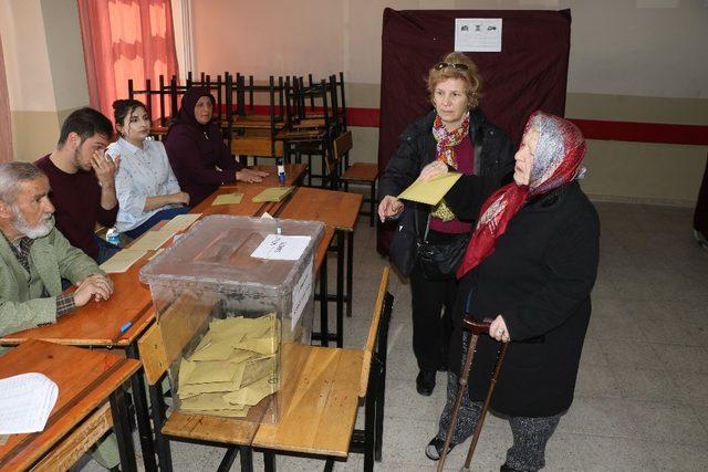 (Özel)  “Ben öldüm mü de oy kullanmayacağım” dedi, ambulansla sandık başına gitti