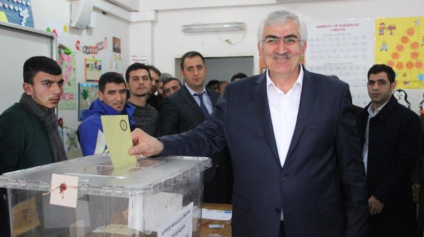 Başkan &Ouml;z oyunu kullandı