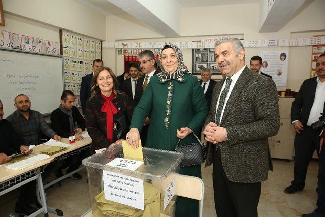 Başkan Çelik, oyunu seçimlerin hayırlı olması temennisiyle kullandı