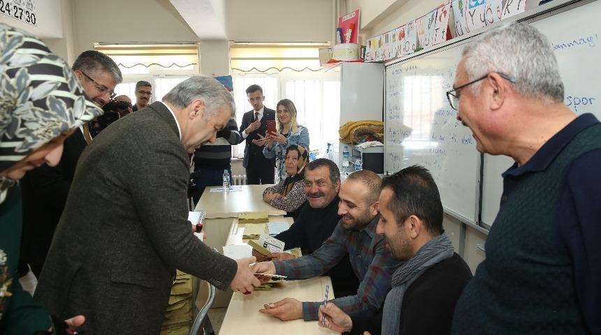 Başkan &Ccedil;elik, oyunu se&ccedil;imlerin hayırlı olması temennisiyle kullandı