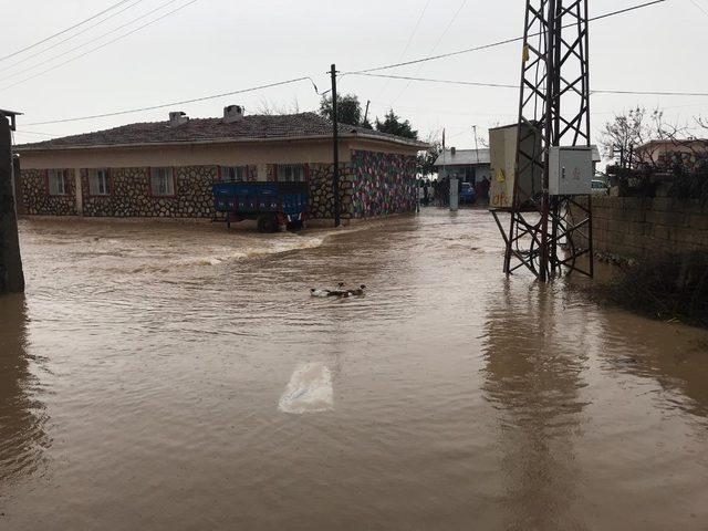 Aşırı yağmur sularından oy kullanmaya gidemediler