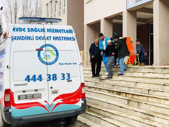 Şemdinli'de hasta ve engelliler, ambulanslarla taşındı