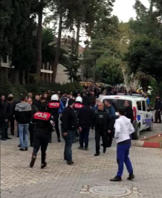 Adana'da oy kullanan vatanaşlar kavga etti