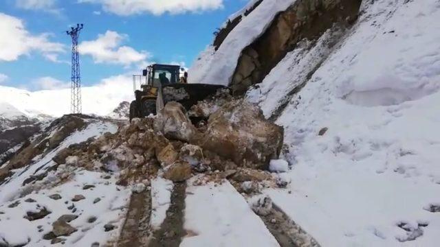 Kapanan yollar açıldı, seçmen sandığa gitti