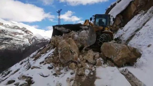 Kapanan yollar açıldı, seçmen sandığa gitti