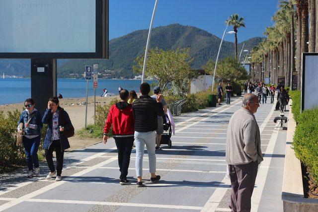 Önce sandığa sonra sahile koştular