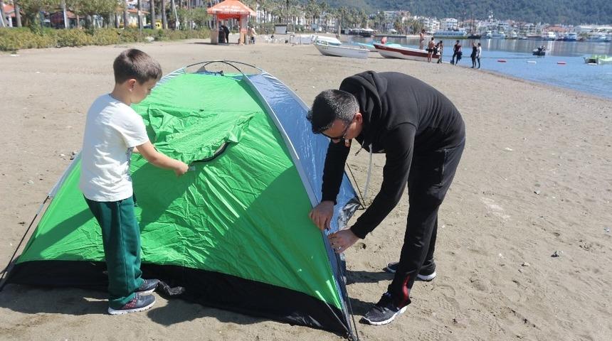 &Ouml;nce sandığa sonra sahile koştular