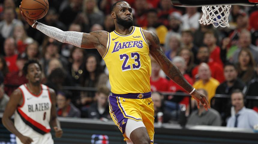 Los Angeles Lakers'ın yıldızı Lebron James sezonu kapattı
