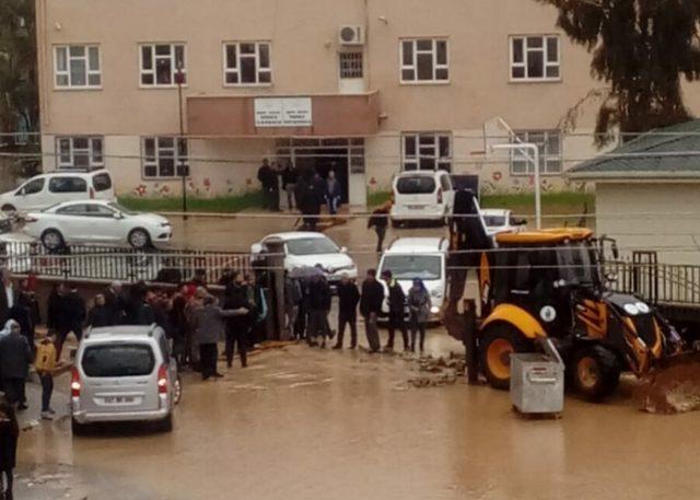 Oy kullanmaya, su birikintilerinin içinden yürüyerek gittiler