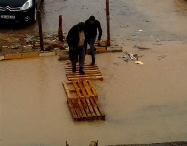 Oy kullanmaya, su birikintilerinin içinden yürüyerek gittiler