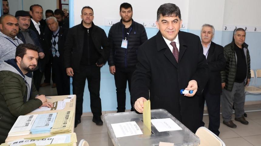 Rıdvan Fadıloğlu, oy kullanmaya eşiyle birlikte gitti