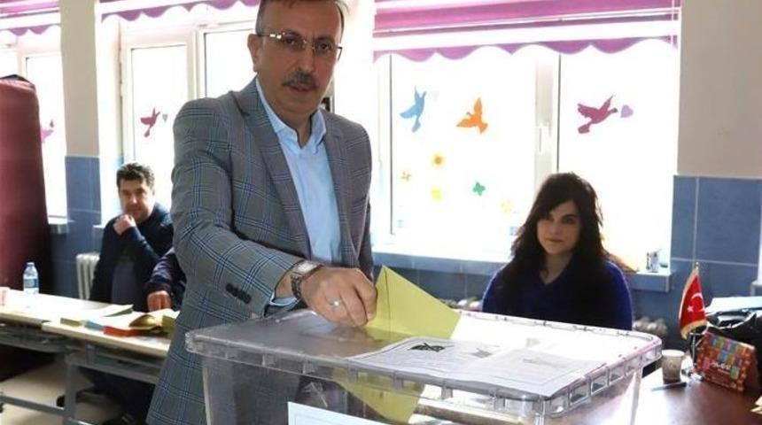 Belediye Başkanı Seçen, oyunu kullandı