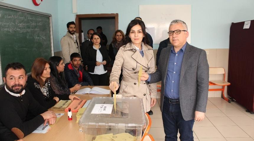 Niğde’de vali, milletvekili ve adaylar oy kullandı