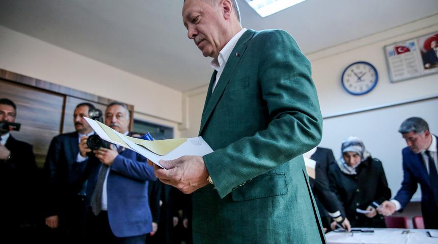 Cumhurbaşkanı Erdoğan'ın yanından kim çıktı