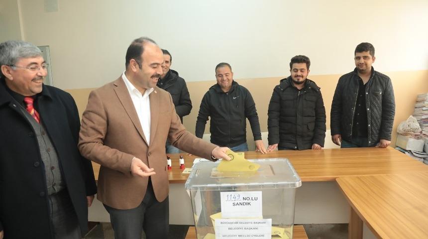 Şanlıurfa Büyükşehir Belediye Başkanı Nihat Çiftçi oyunu kullandı