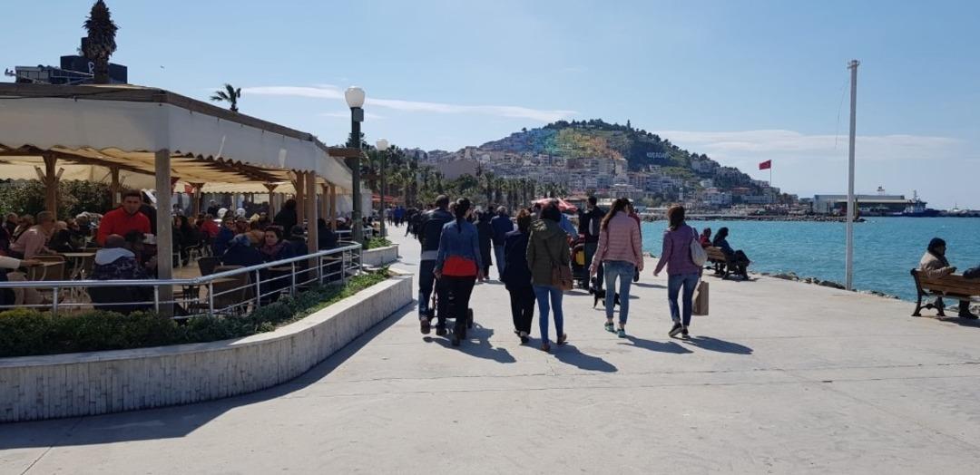 Kuşadası&rsquo;nda oy kullanan soluğu sahilde aldı