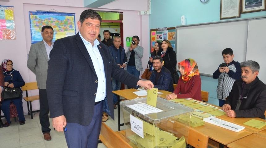 İYİ Partili Parlak oyunu eşiyle birlikte kullandı