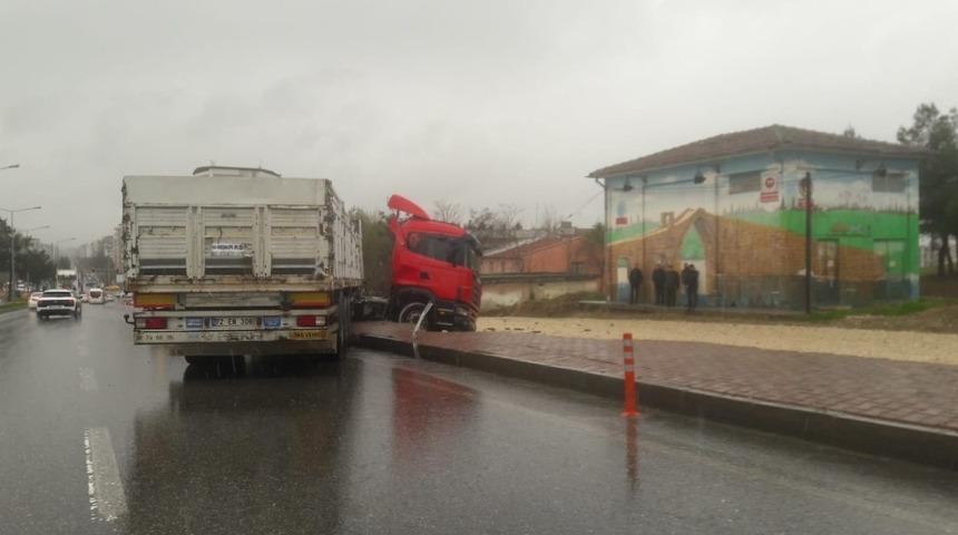 Aşırı yağış kaza getirdi